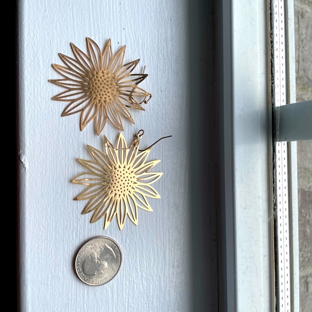 Simply daisy dangle earrings
